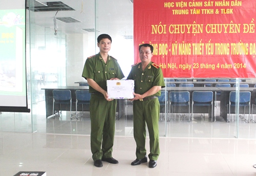 Thiếu tướng, TS. Đặng Xuân Khang, Phó Giám đốc Học viện tặng sách cho Thư viện nhà trường